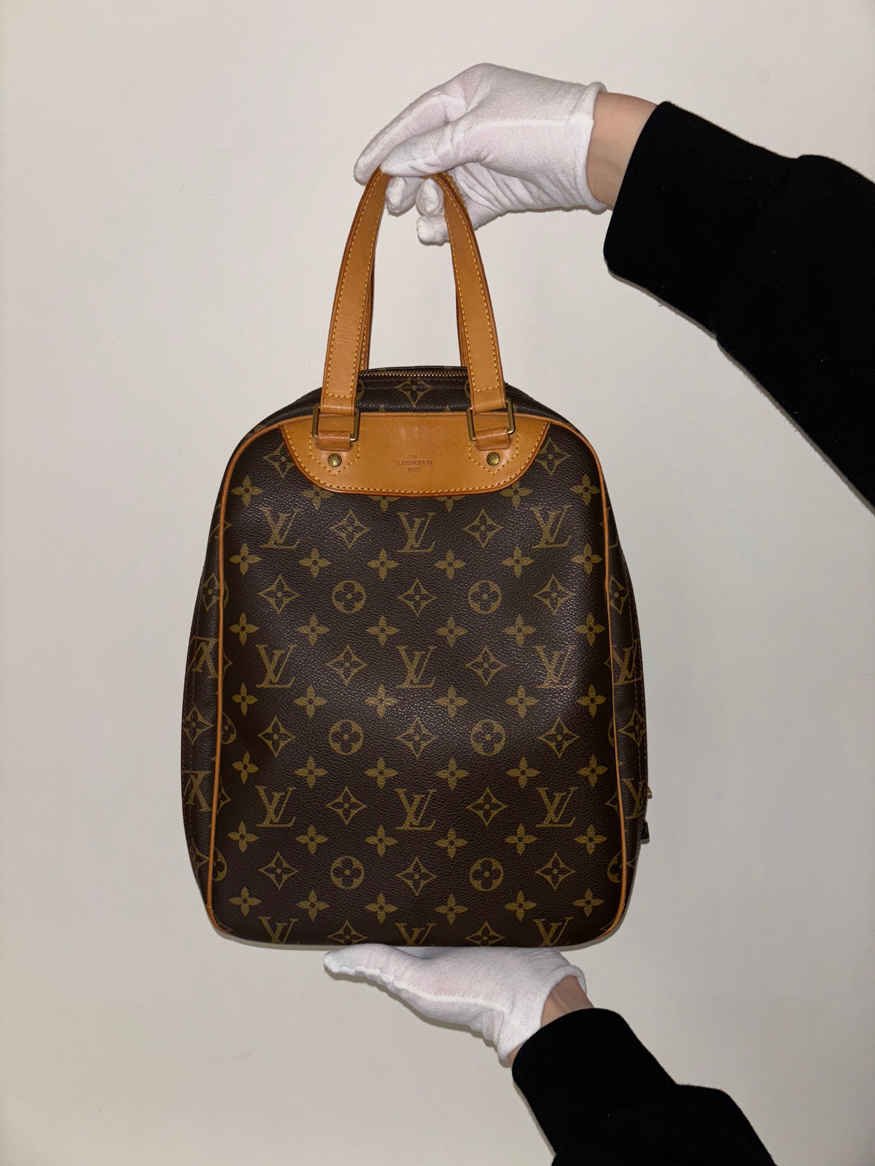 LOUIS VUITTON • Excursion bag