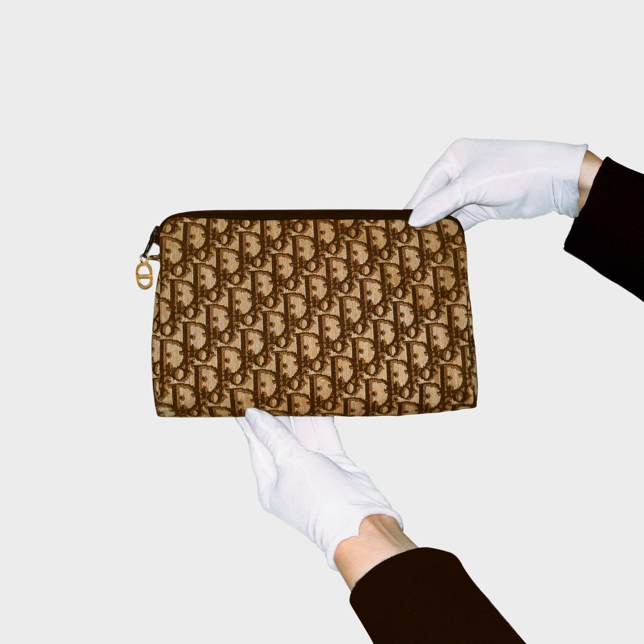 Dior • Montaigne logo clutch